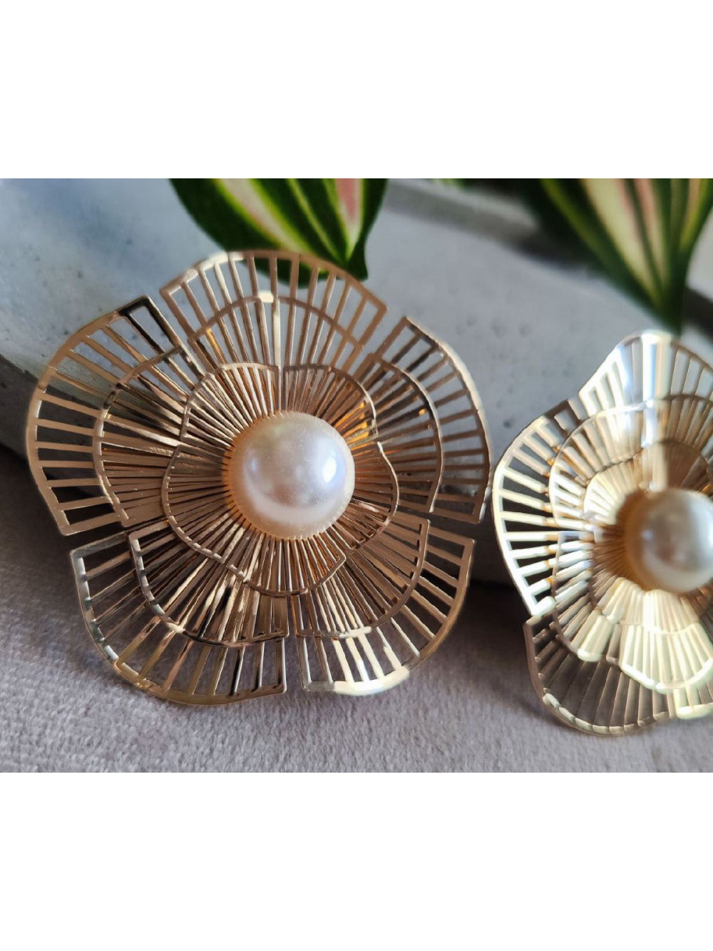 Brinco Flor Filetada Dourado com Pérola