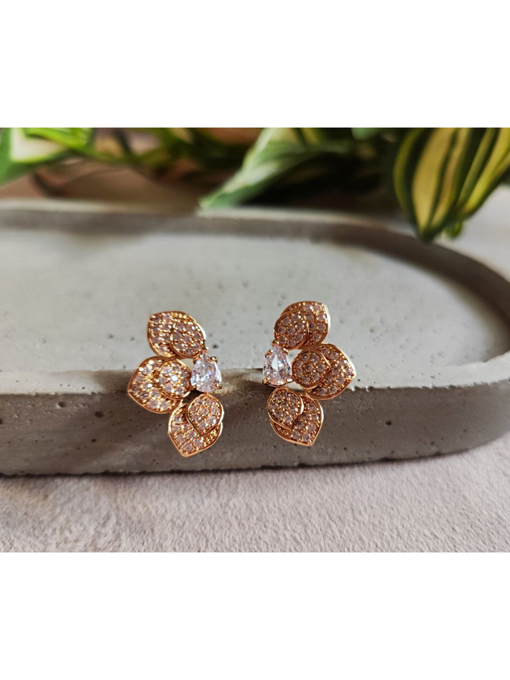 Brinco Meia Flor Zircônia Brilho Festa Delicado