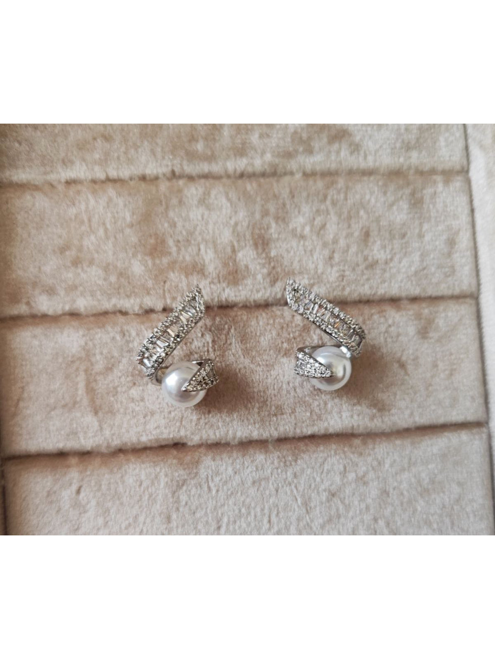 Brinco Curvado Zircônias Pérola Festa Noiva Casamento