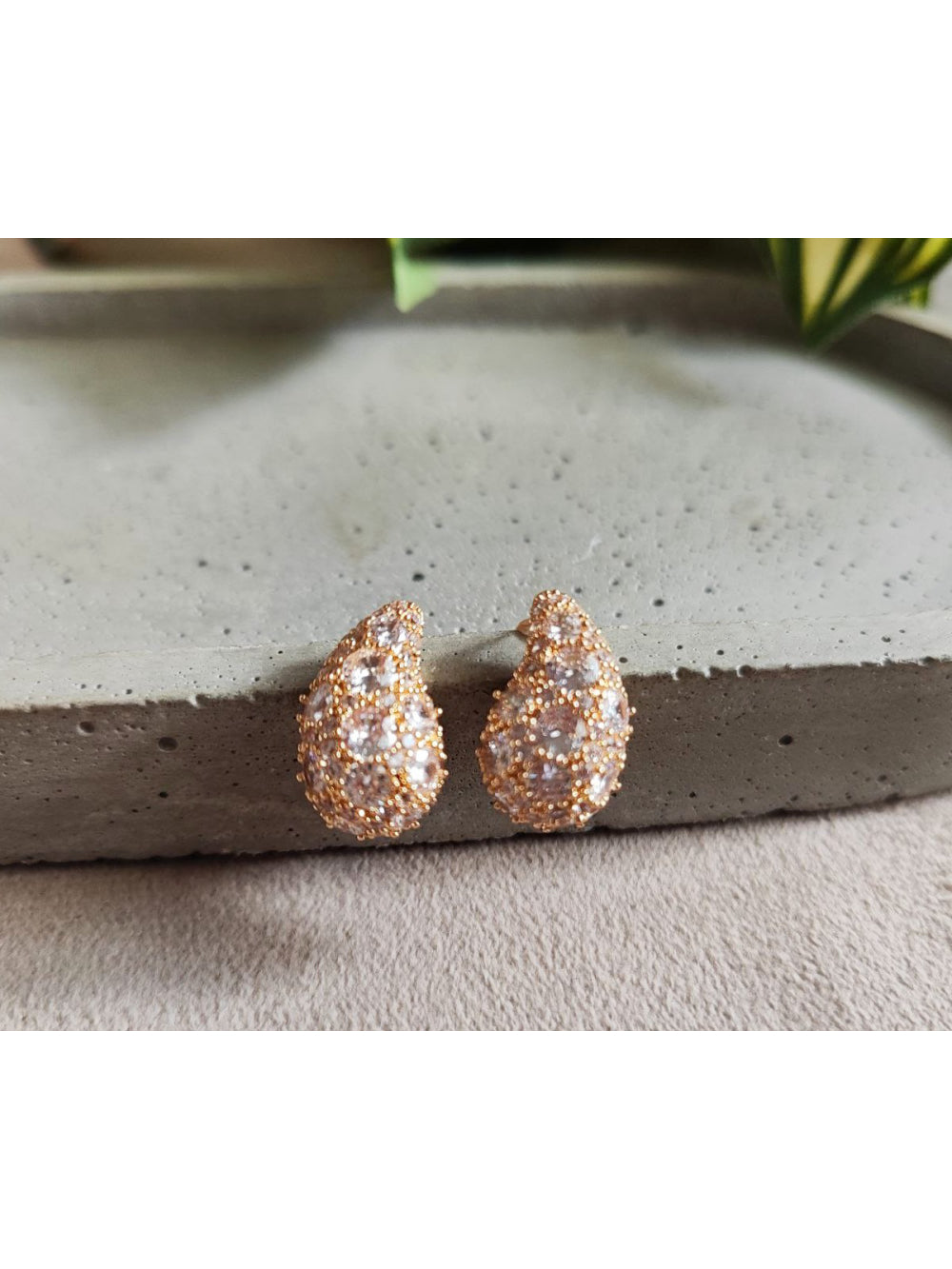 Brinco Gota Curvada Cravejada Strass Brilho Bijuteria