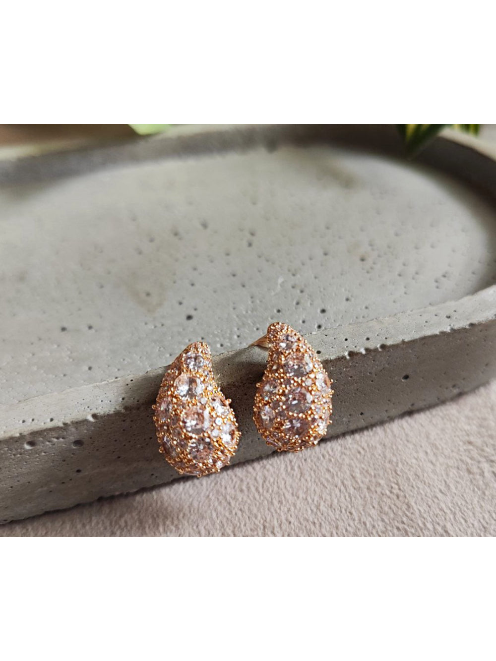 Brinco Gota Curvada Cravejada Strass Brilho Bijuteria