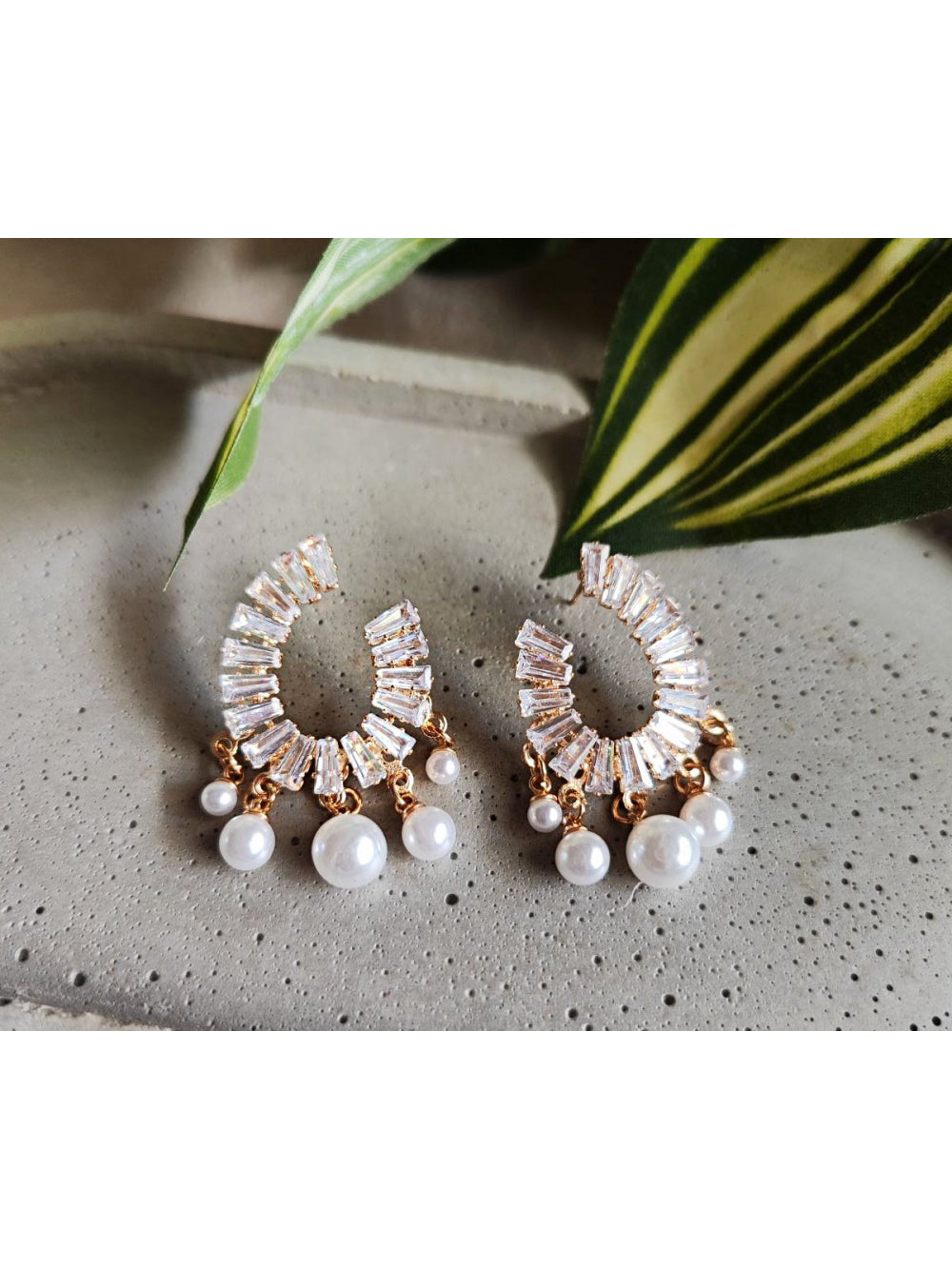 Brinco Gota Aberta de Zircônias com Pérolas Brilho Festa