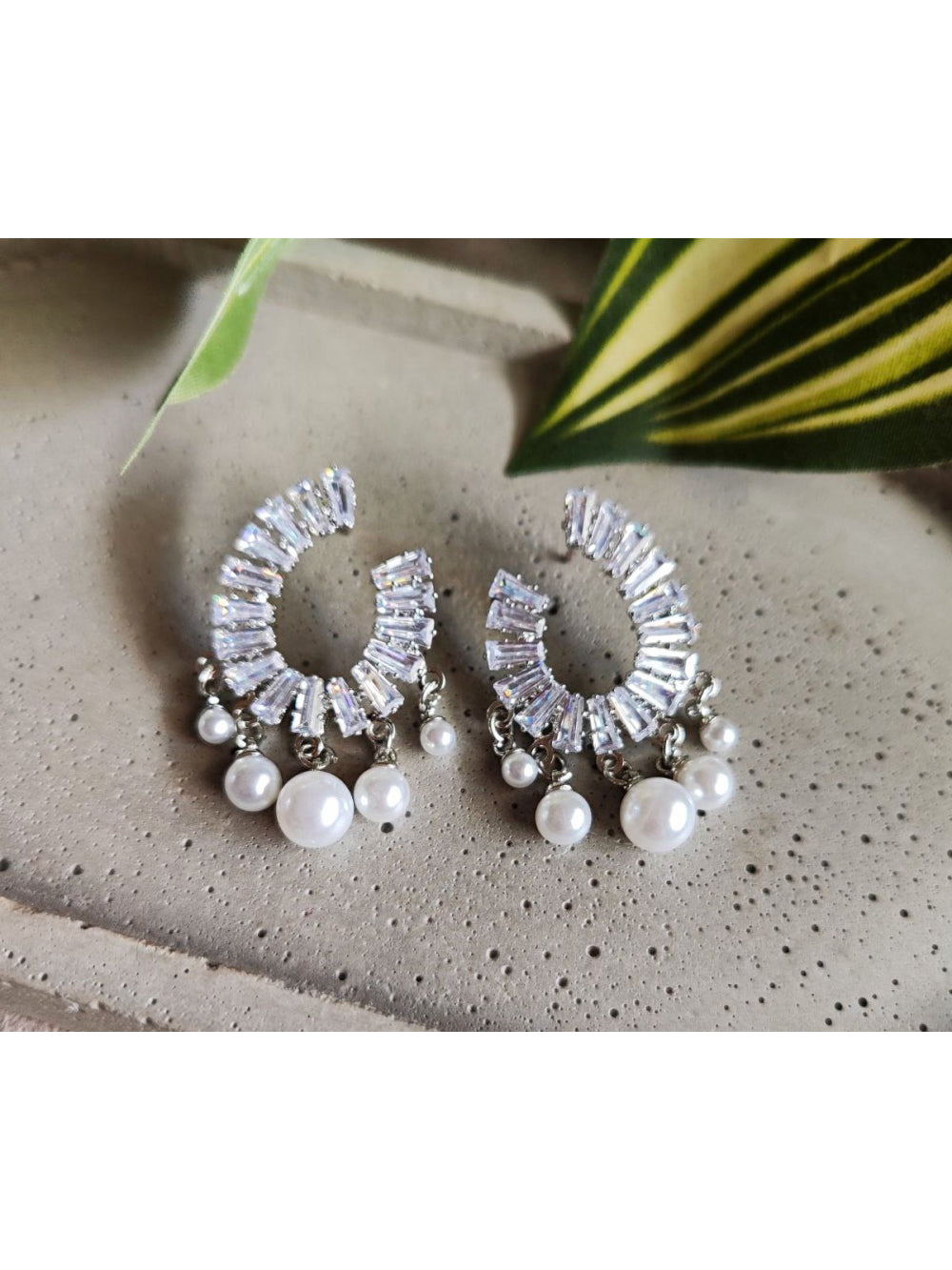 Brinco Gota Aberta de Zircônias com Pérolas Brilho Festa