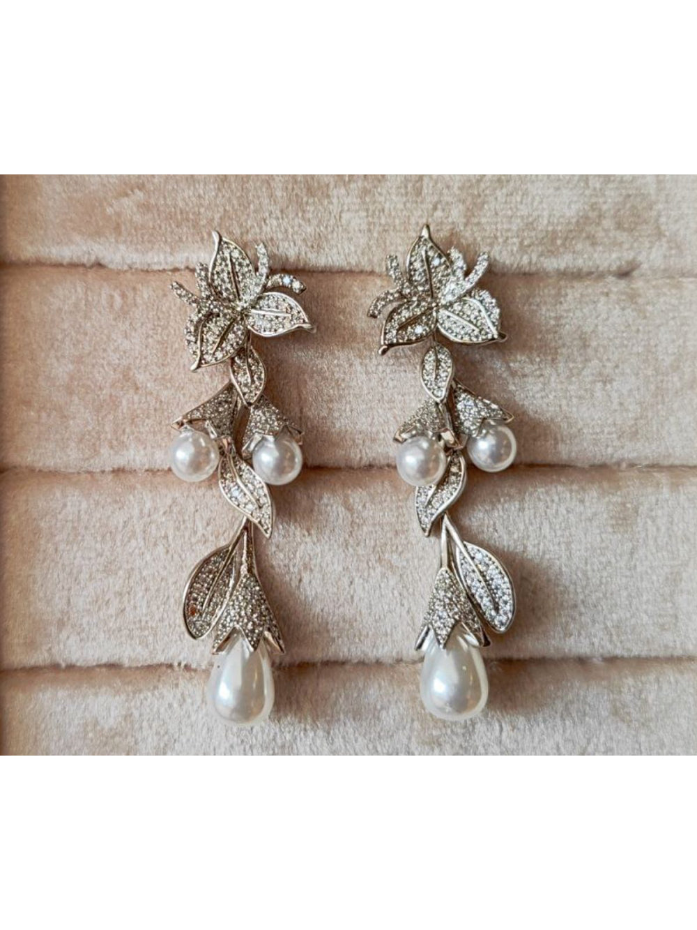 Brinco Longo Flores De Strass E Pérolas Festa Noiva Clássico