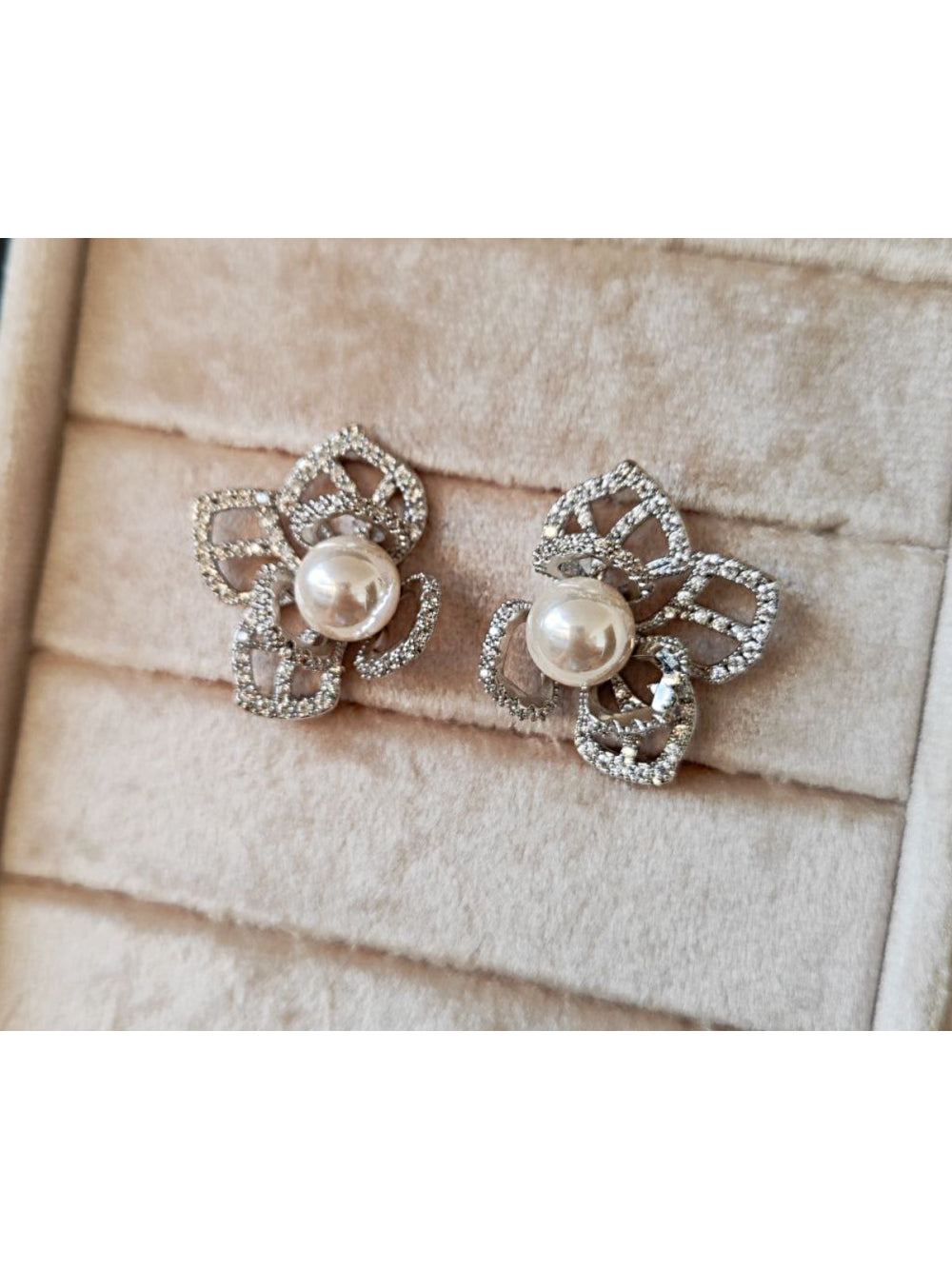 Brinco Flor Maravilhosa de Strass Pérola Brilho Festa Noiva