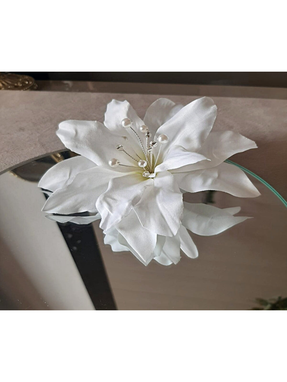 Arranjo Flor Lírio Grande com Pérolas Grampo Penteado Noiva