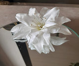 Arranjo Flor Lírio Grande com Pérolas Grampo Penteado Noiva