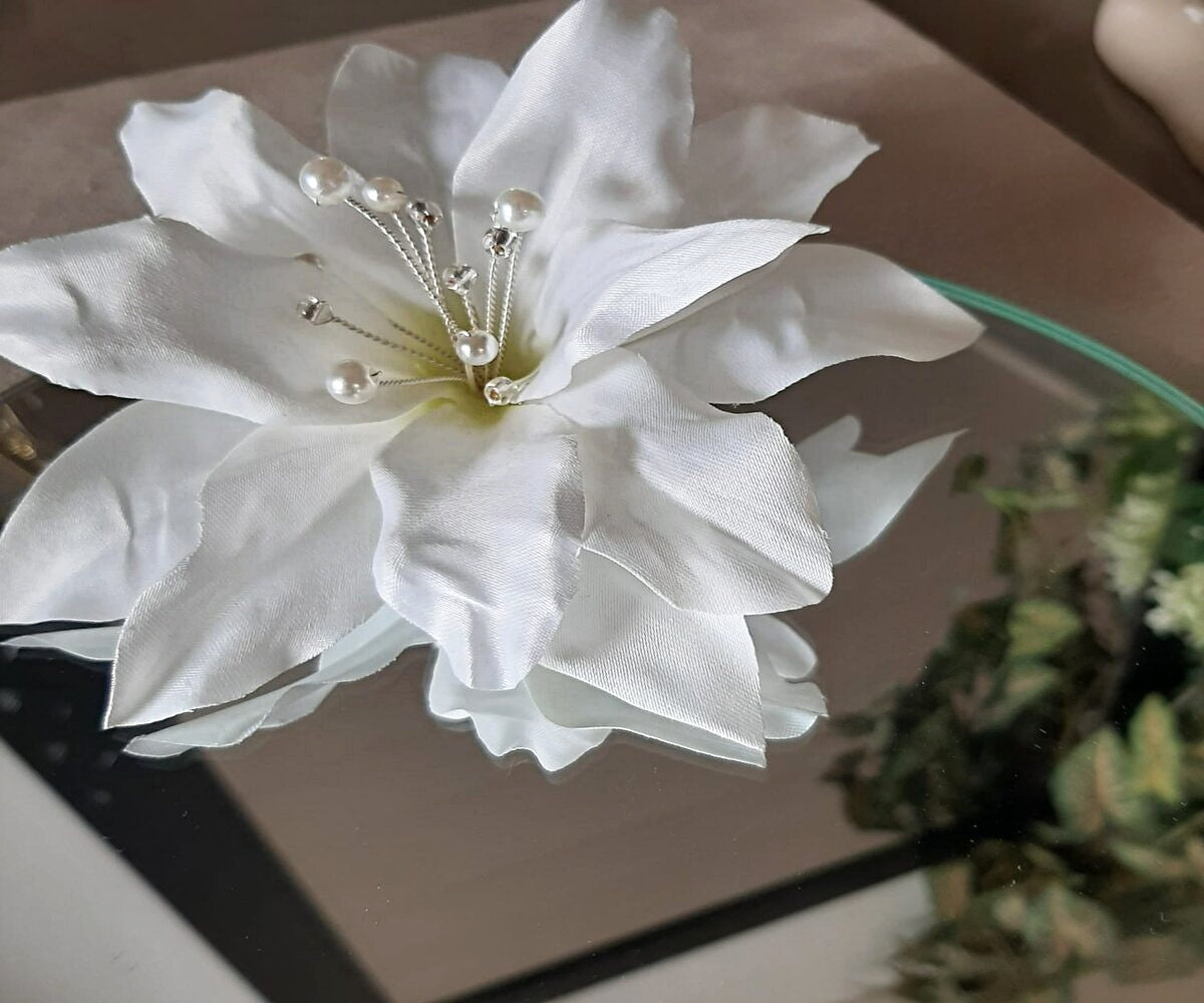 Arranjo Flor Lírio Grande com Pérolas Grampo Penteado Noiva