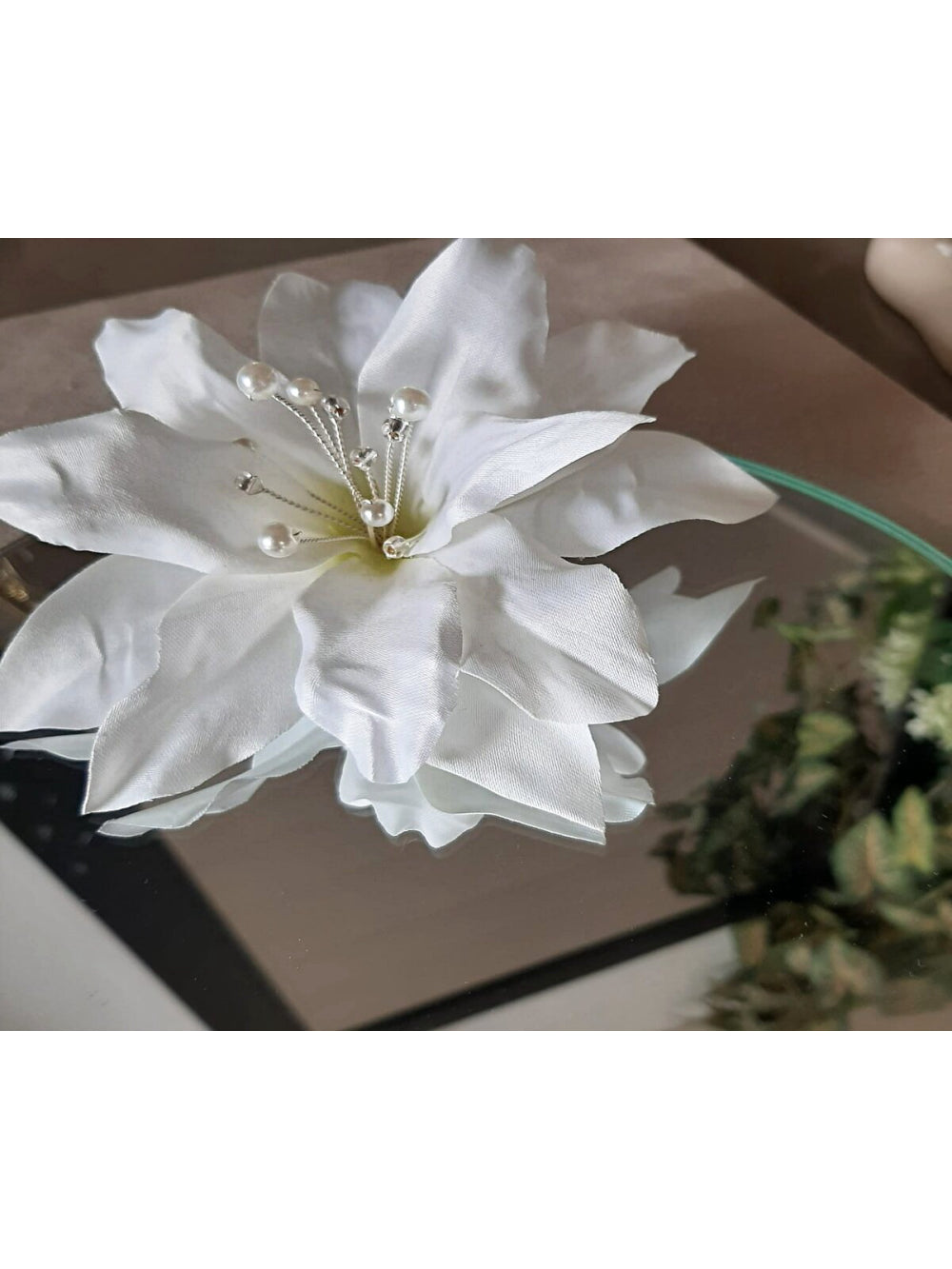 Arranjo Flor Lírio Grande com Pérolas Grampo Penteado Noiva