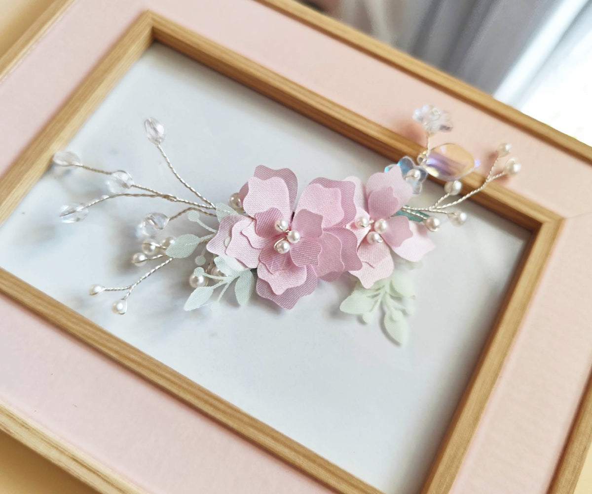 Arranjo de Cabelo Flor Rosa com Cristais e Pérolas Delicado Daminha Casamento