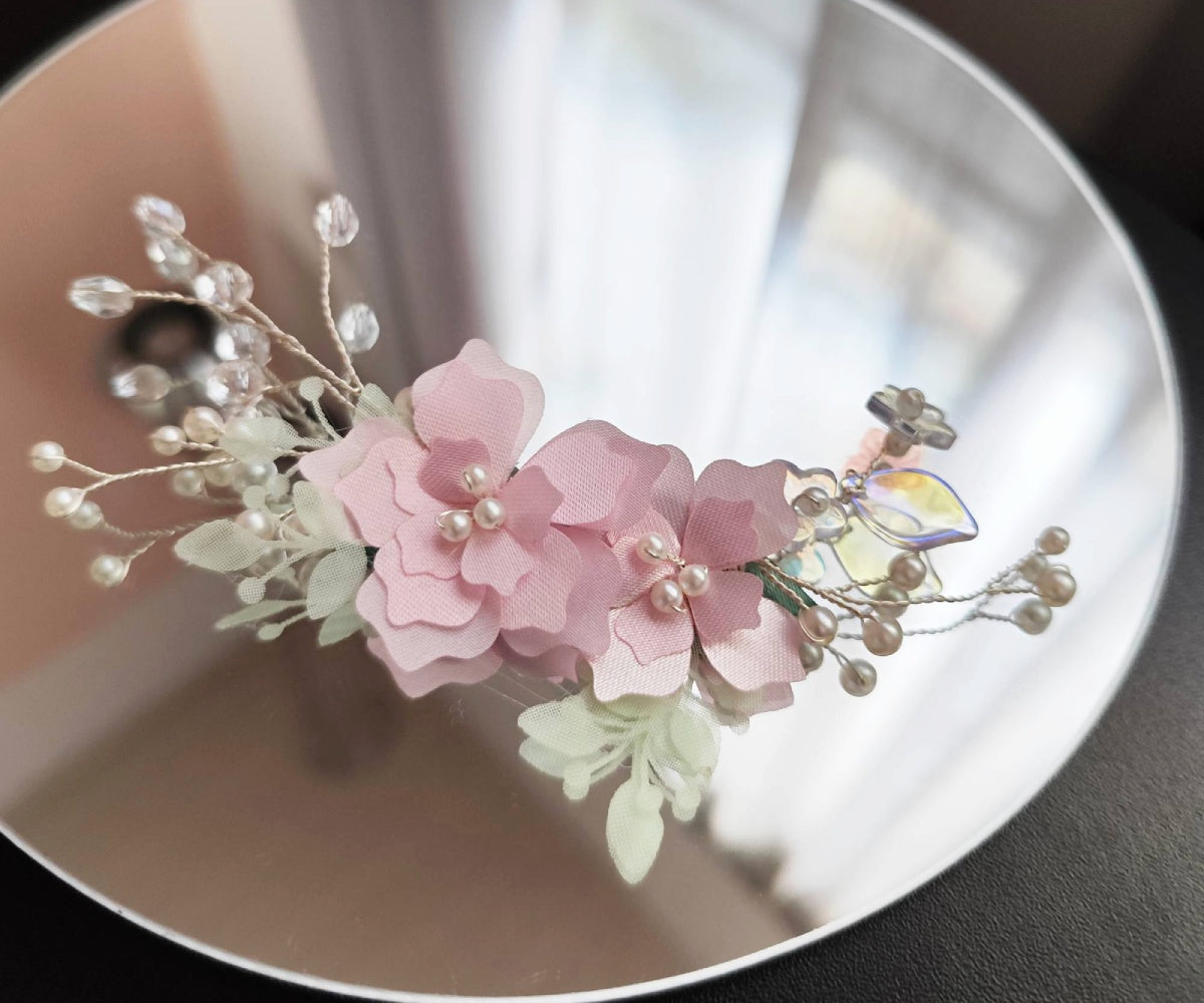 Arranjo de Cabelo Flor Rosa com Cristais e Pérolas Delicado Daminha Casamento