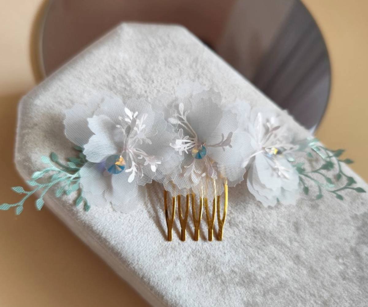 Arranjo Cabelo Flores de Organza e Cristais Delicado Daminha