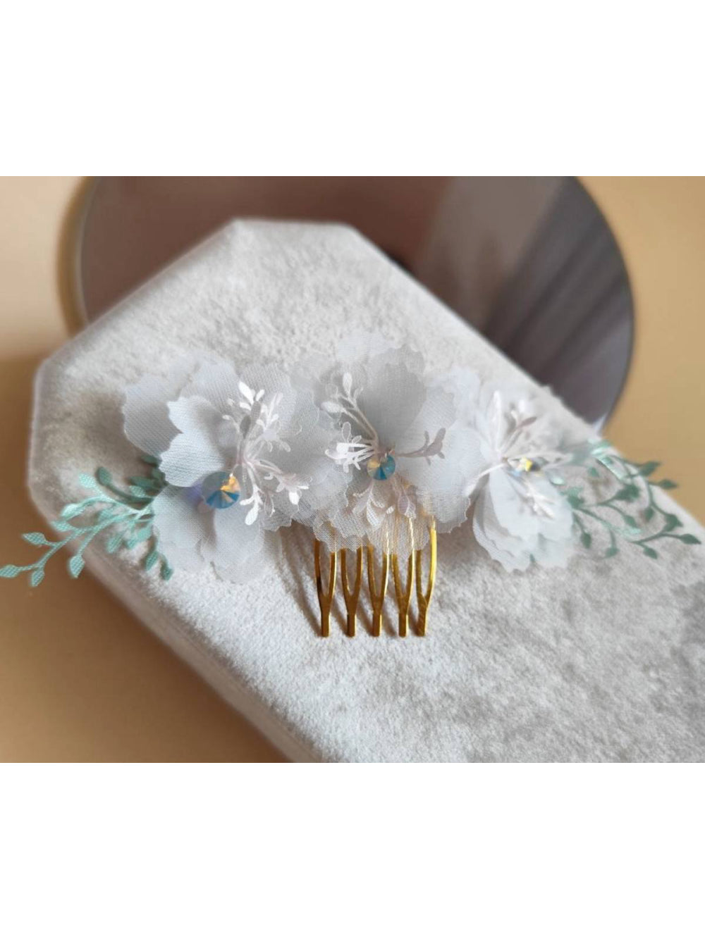 Arranjo Cabelo Flores de Organza e Cristais Delicado Daminha