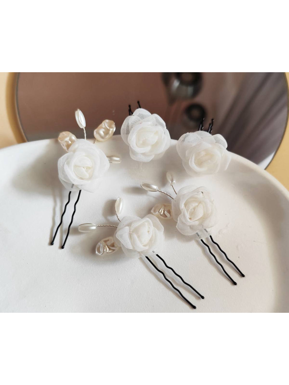 Enfeite Mini Camélias Voal e Pérolas Grampos Penteado Noiva
