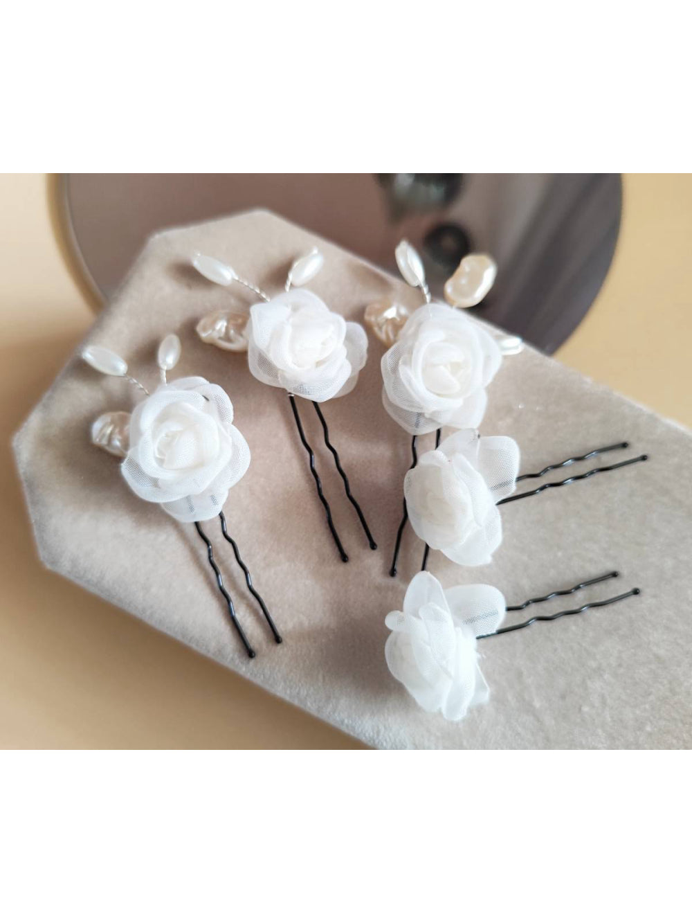 Enfeite Mini Camélias Voal e Pérolas Grampos Penteado Noiva