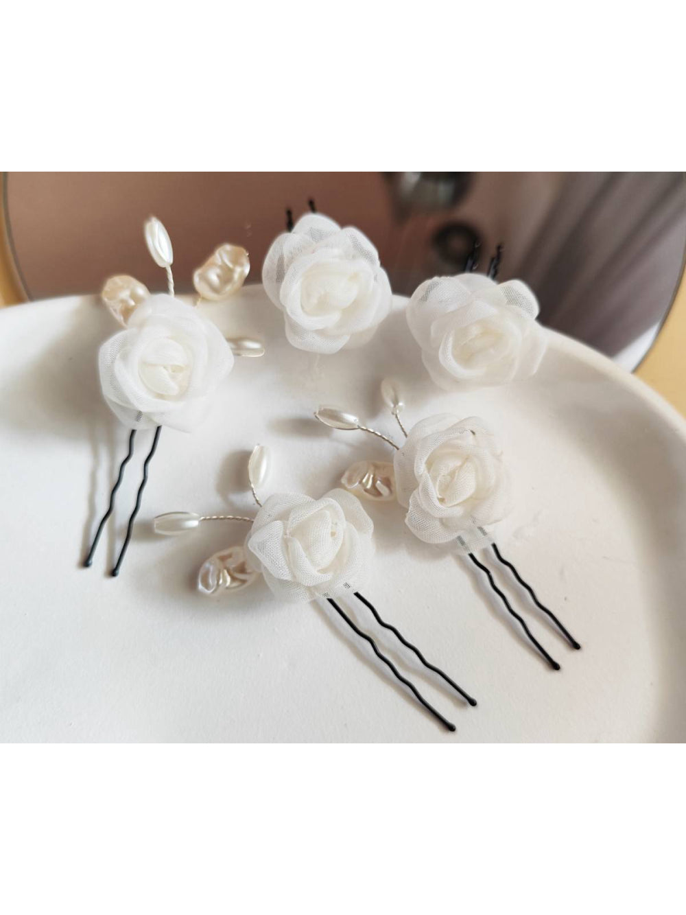 Enfeite Mini Camélias Voal e Pérolas Grampos Penteado Noiva