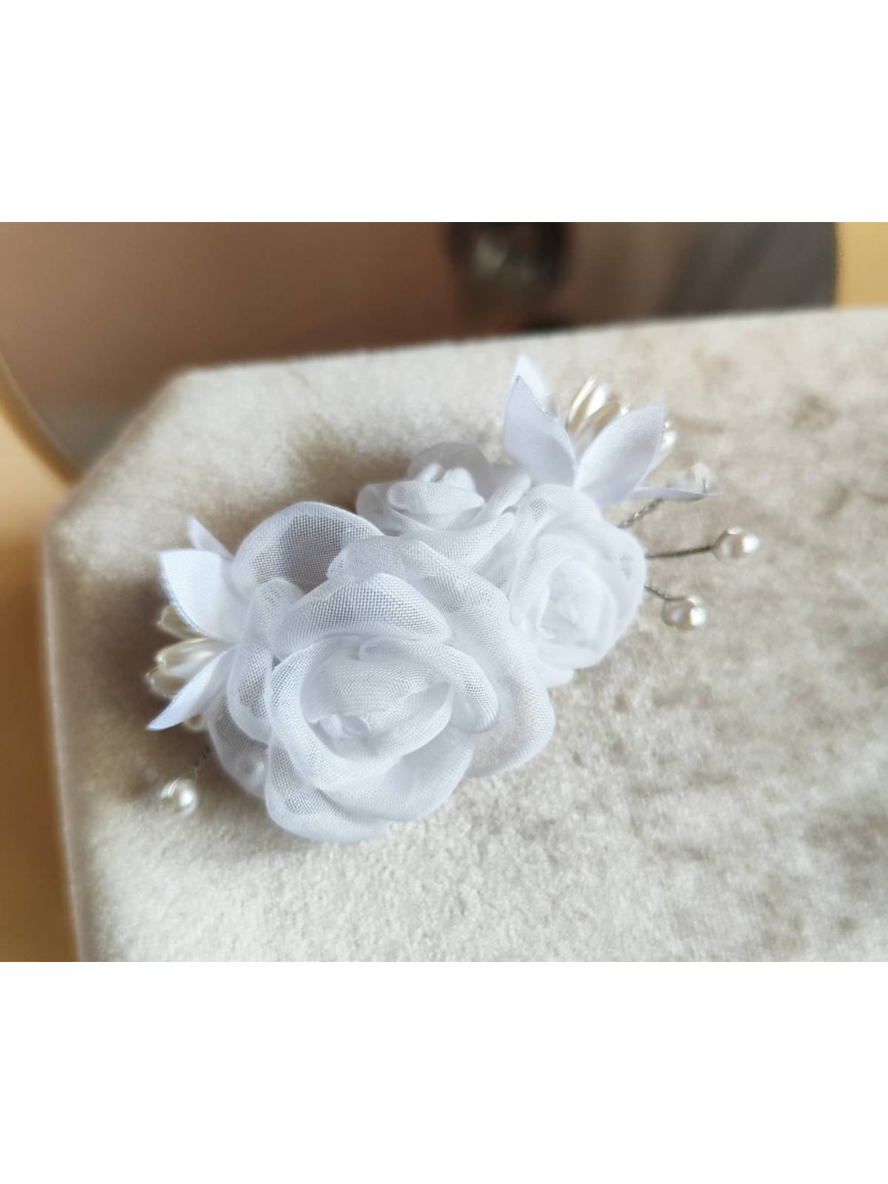 Arranjo Flores Brancas com Pérolas Penteado Noiva Daminha
