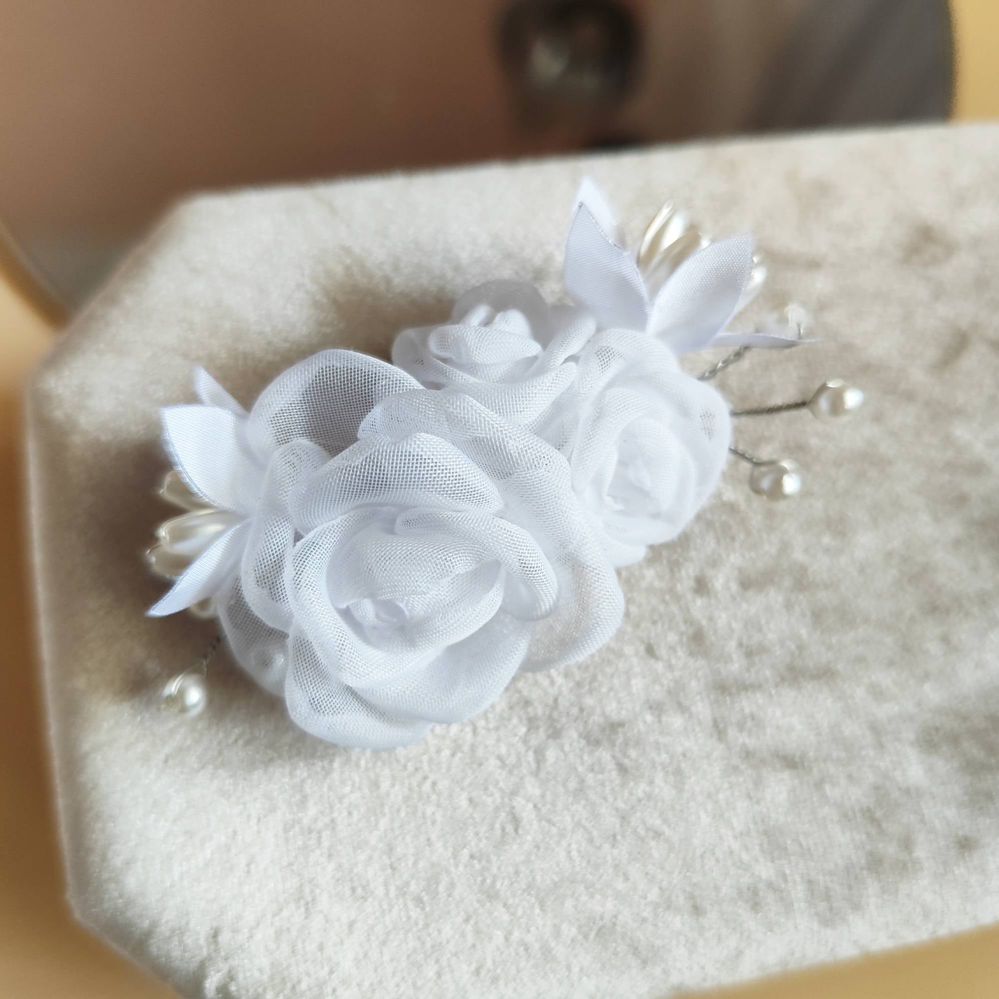 Arranjo Flores Brancas com Pérolas Penteado Noiva Daminha