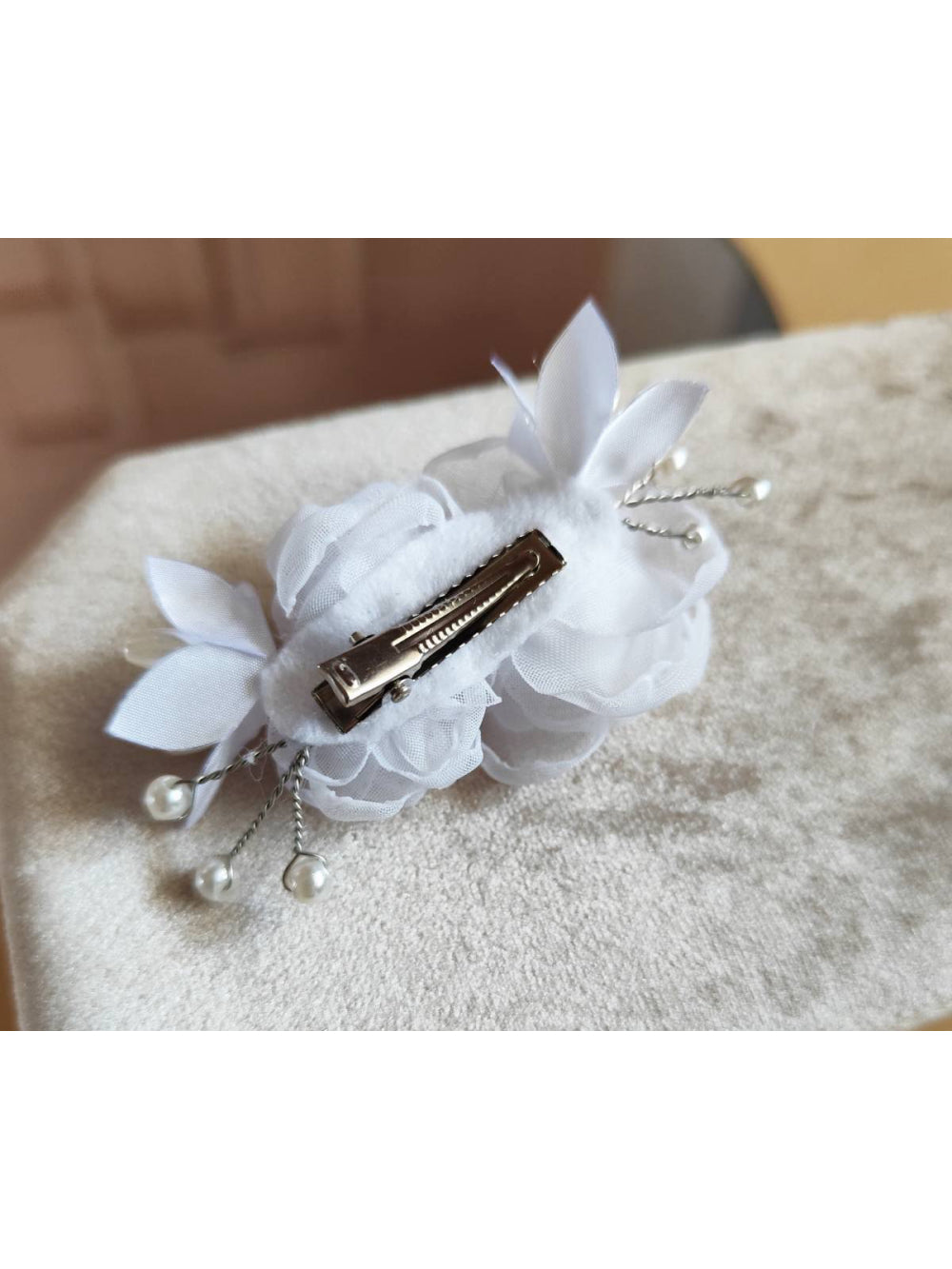 Arranjo Flores Brancas com Pérolas Penteado Noiva Daminha