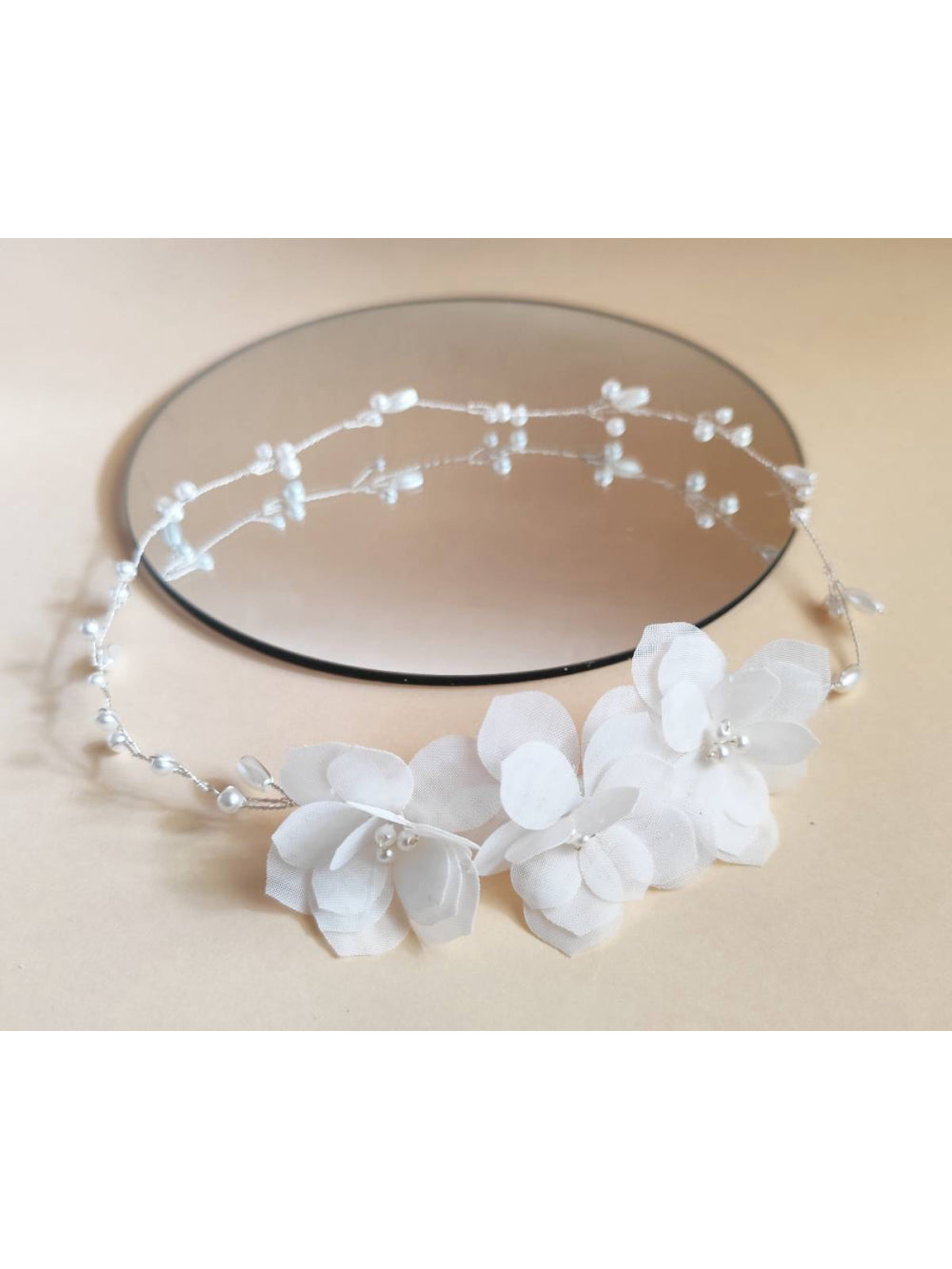 Grinalda Coroa Flores de Organza e Pérolas Noiva Daminha