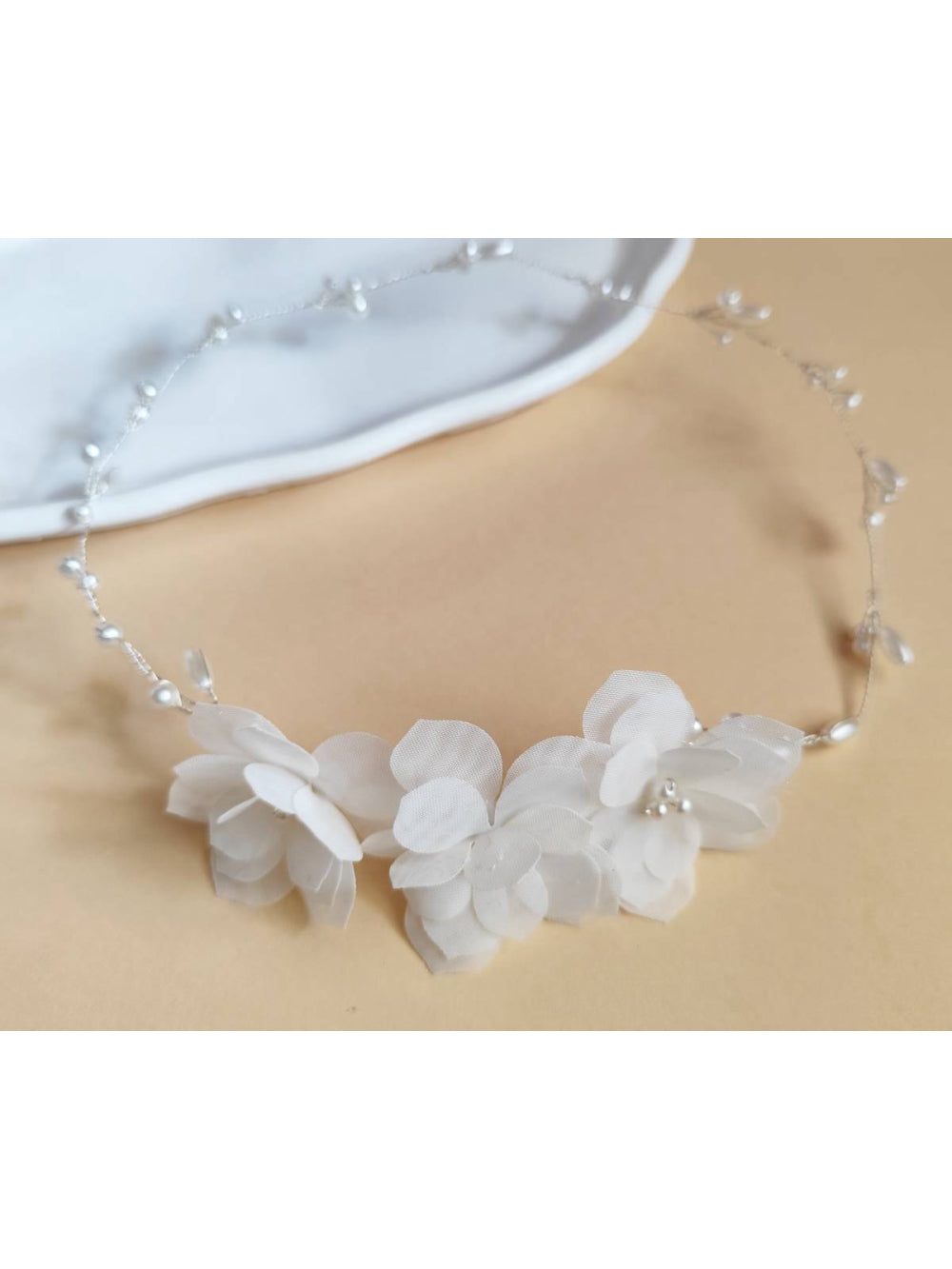Grinalda Coroa Flores de Organza e Pérolas Noiva Daminha