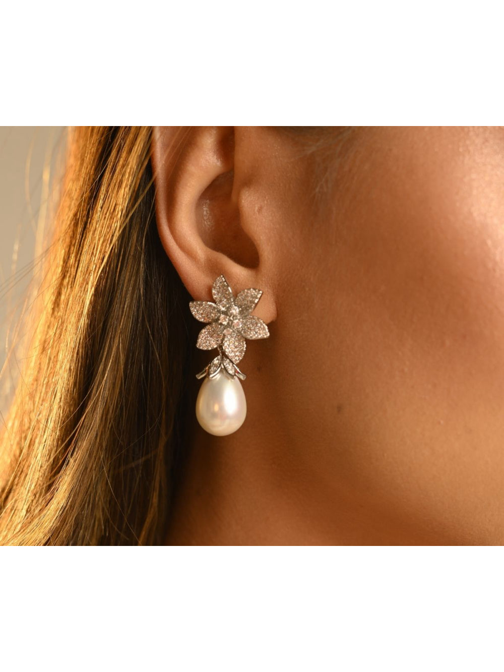 Brinco Noiva com Gota de Pérola e Flor Cravejada Festa