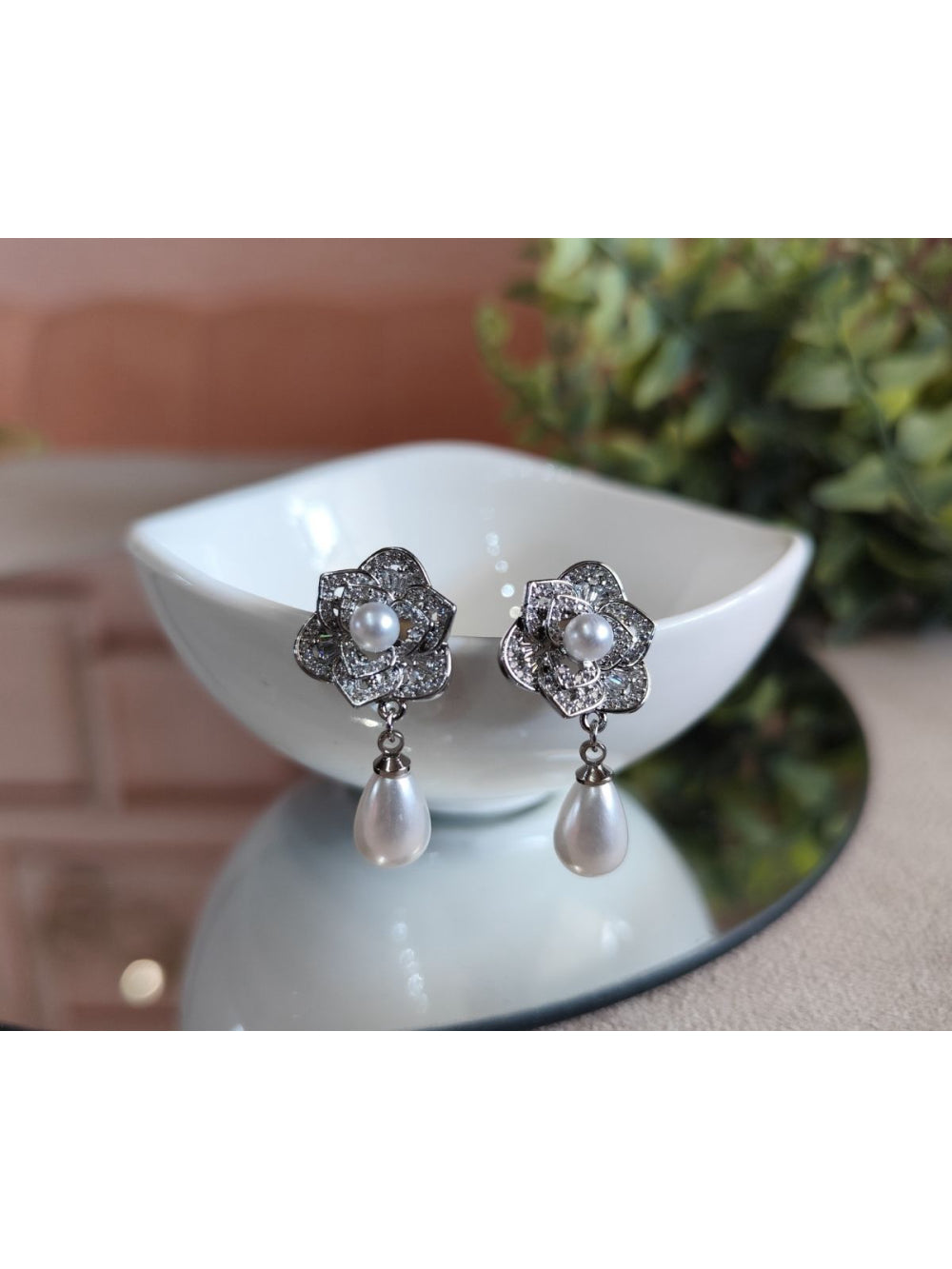 Brinco Noiva Flor com Pingente de Gota de Pérola