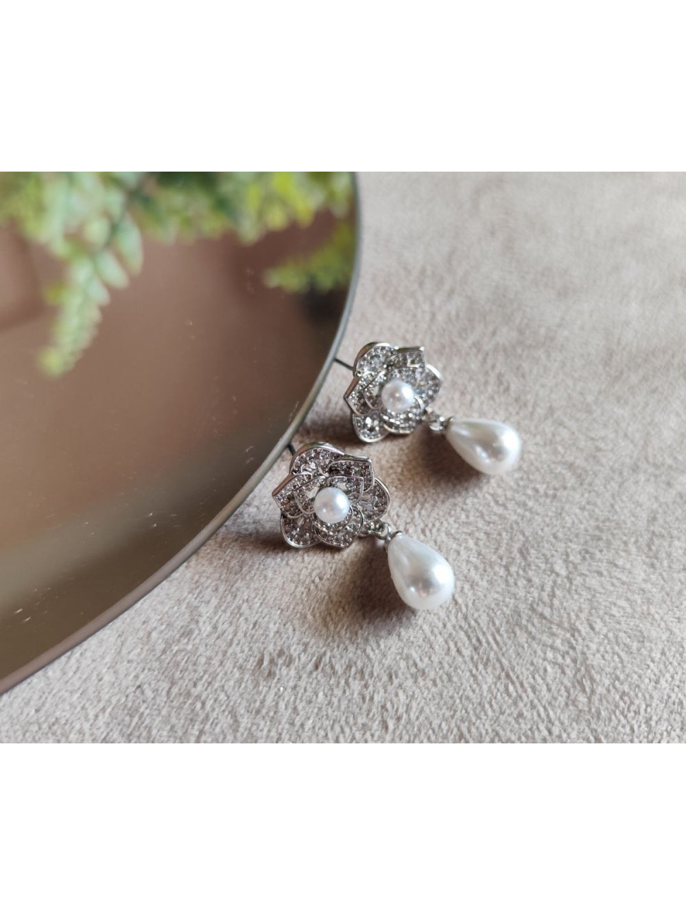 Brinco Noiva Flor com Pingente de Gota de Pérola