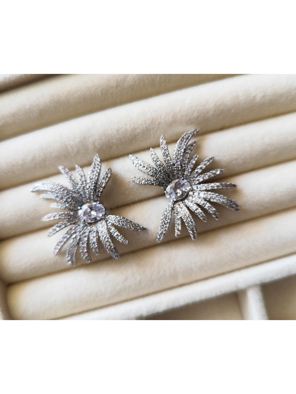 Brinco com Brilho Raios Cravejados Zircônias Festa