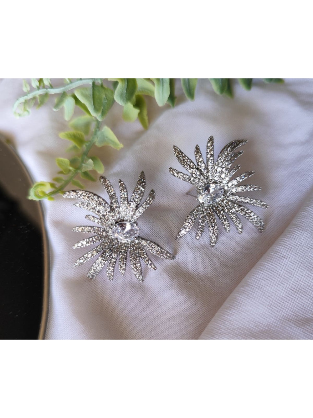 Brinco com Brilho Raios Cravejados Zircônias Festa