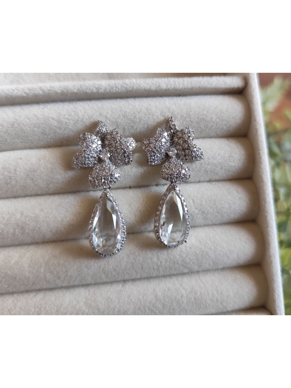 Brinco Gota com Flor Cravejada com Zircônia Transparente