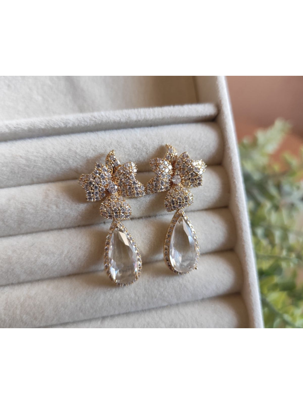 Brinco Gota com Flor Cravejada com Zircônia Transparente