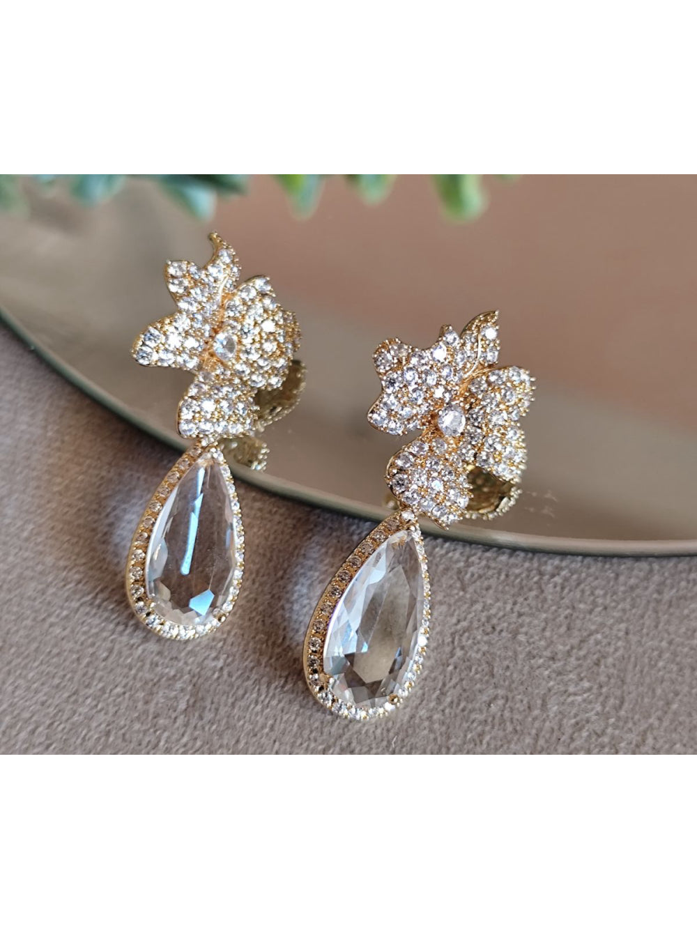 Brinco Gota com Flor Cravejada com Zircônia Transparente