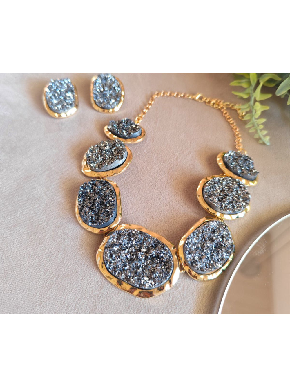 Conjunto Maxi Colar e Brinco com Pedra Drusa Brilho Grafite