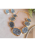 Conjunto Maxi Colar e Brinco com Pedra Drusa Brilho Grafite
