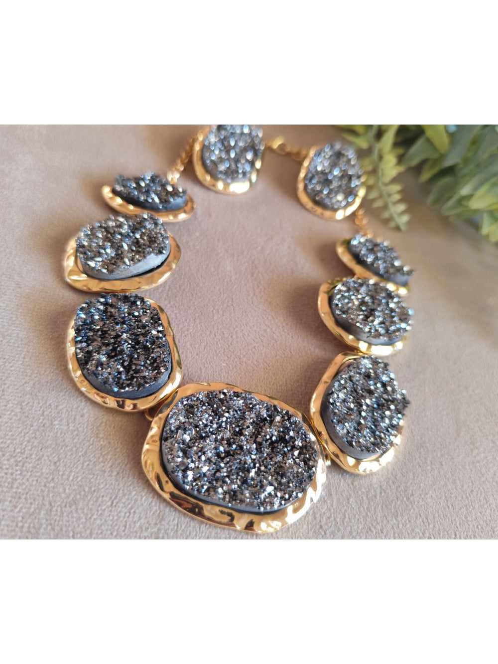 Conjunto Maxi Colar e Brinco com Pedra Drusa Brilho Grafite