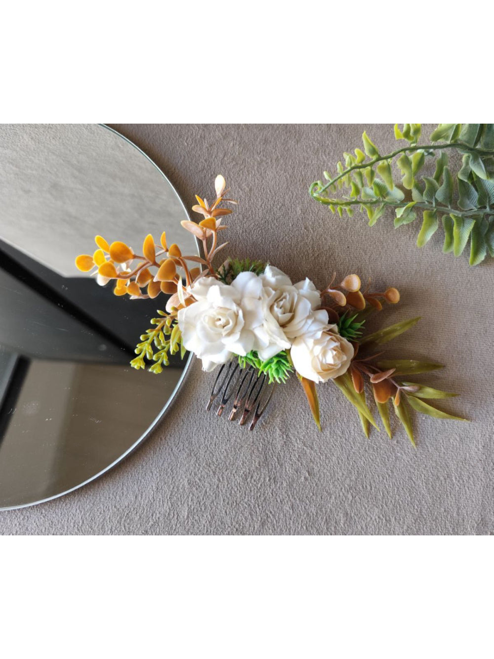 Arranjo Pente Floral com Rosas Brancas e Folhagens Terrosas