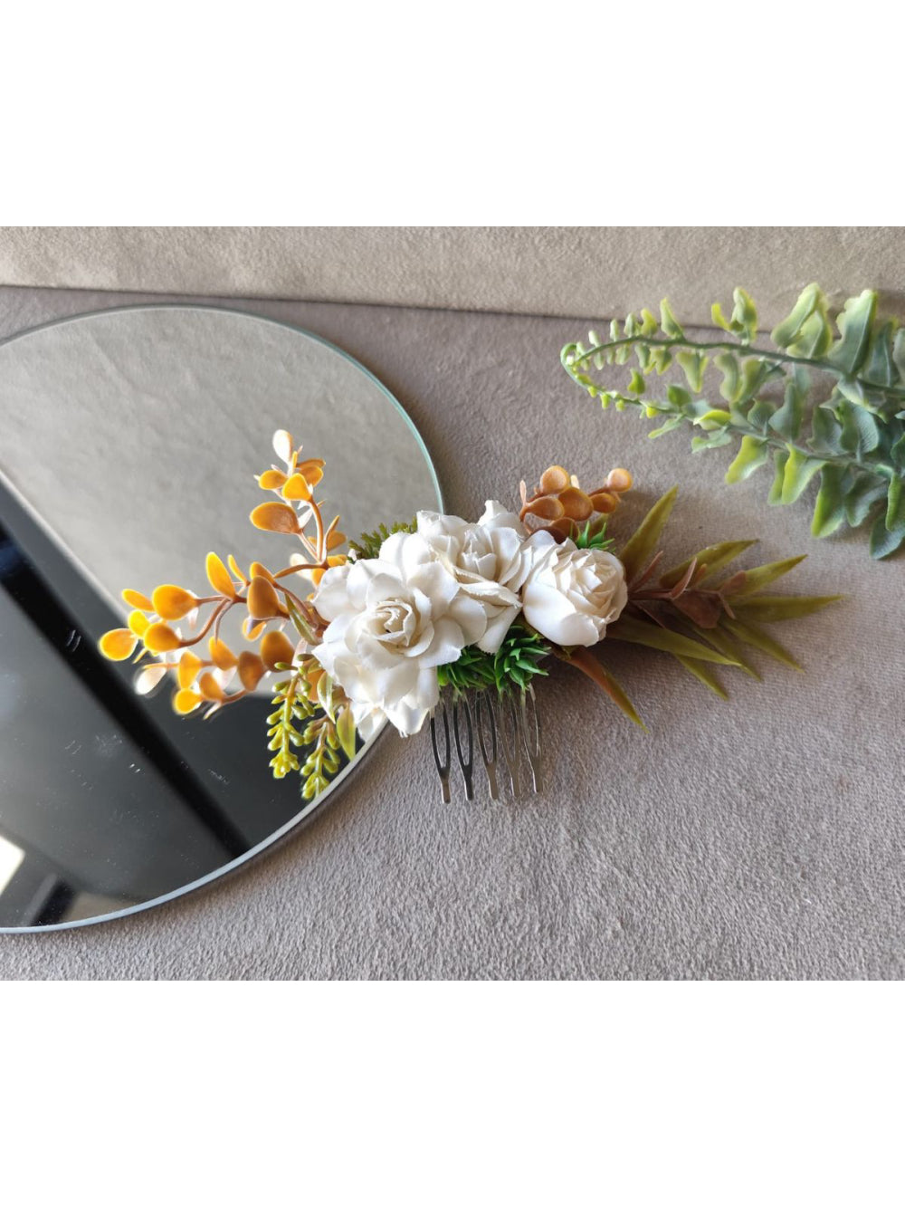 Arranjo Pente Floral com Rosas Brancas e Folhagens Terrosas