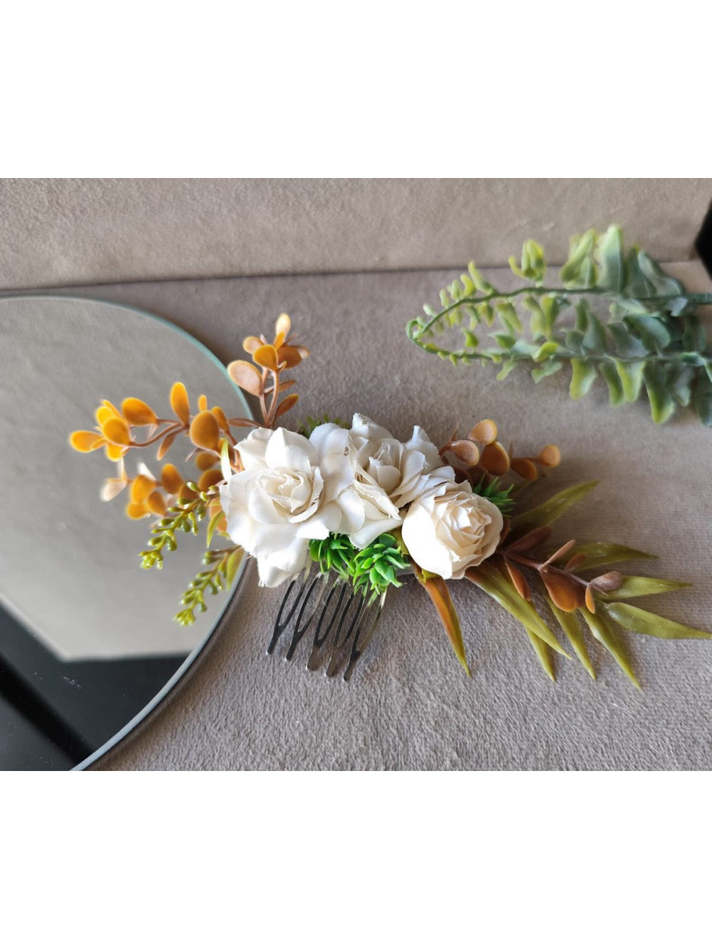 Arranjo Pente Floral com Rosas Brancas e Folhagens Terrosas