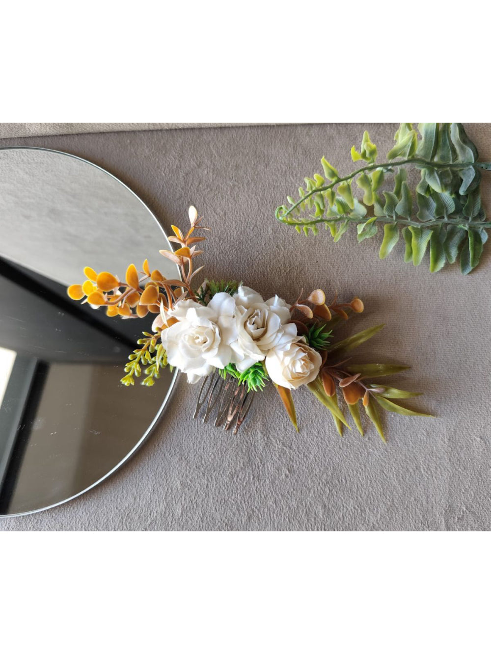 Arranjo Pente Floral com Rosas Brancas e Folhagens Terrosas