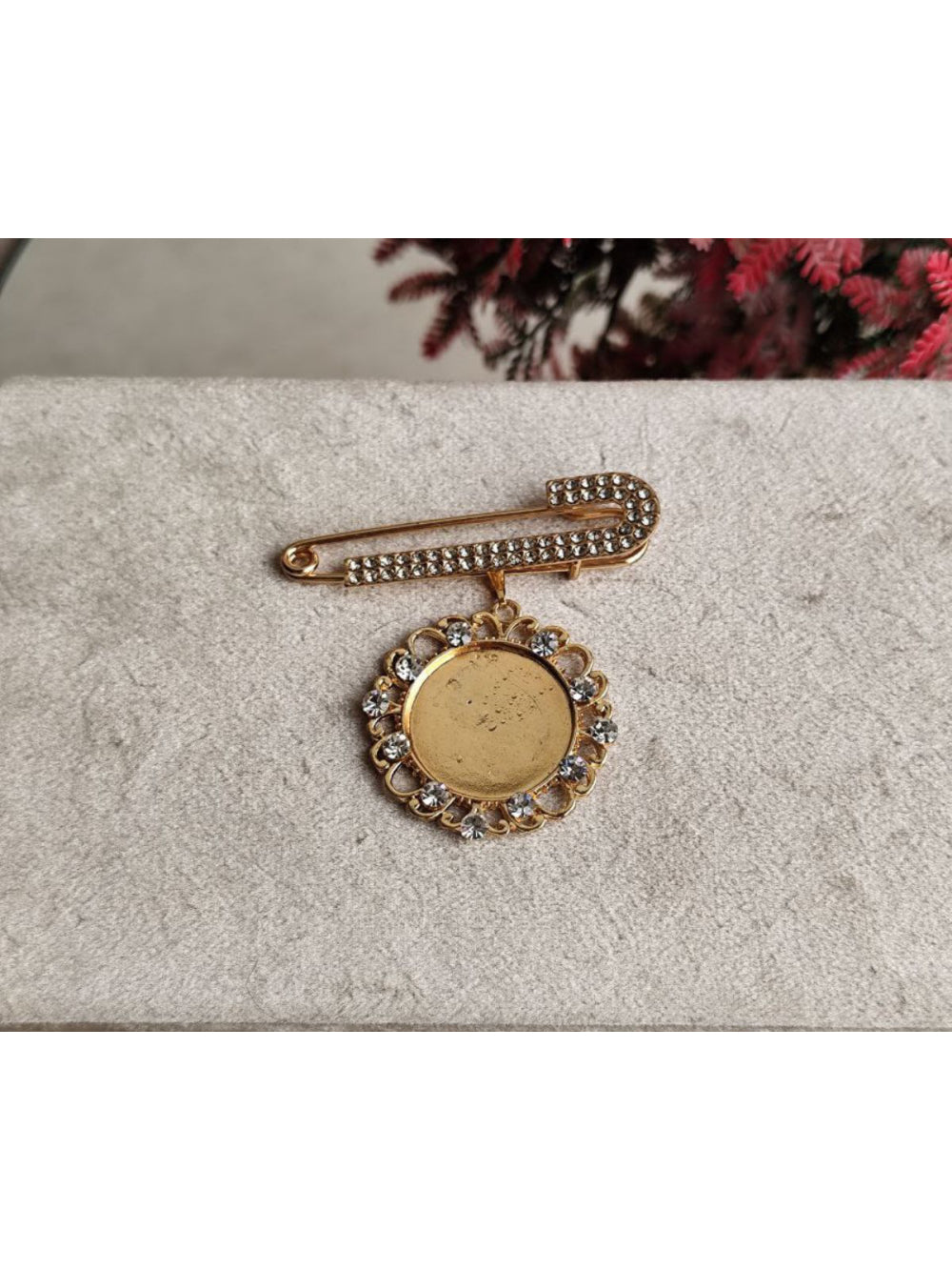 Pingente Relicário com Alfinete de Strass