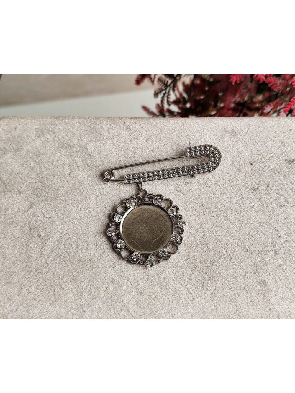 Pingente Relicário com Alfinete de Strass
