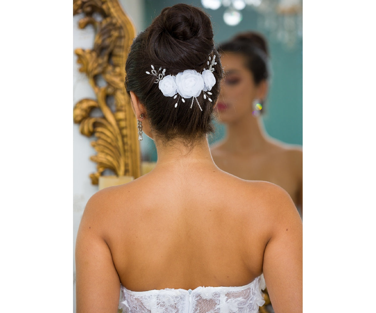 Arranjo de Cabelo para Noivas Rosas Brancas e Pérolas