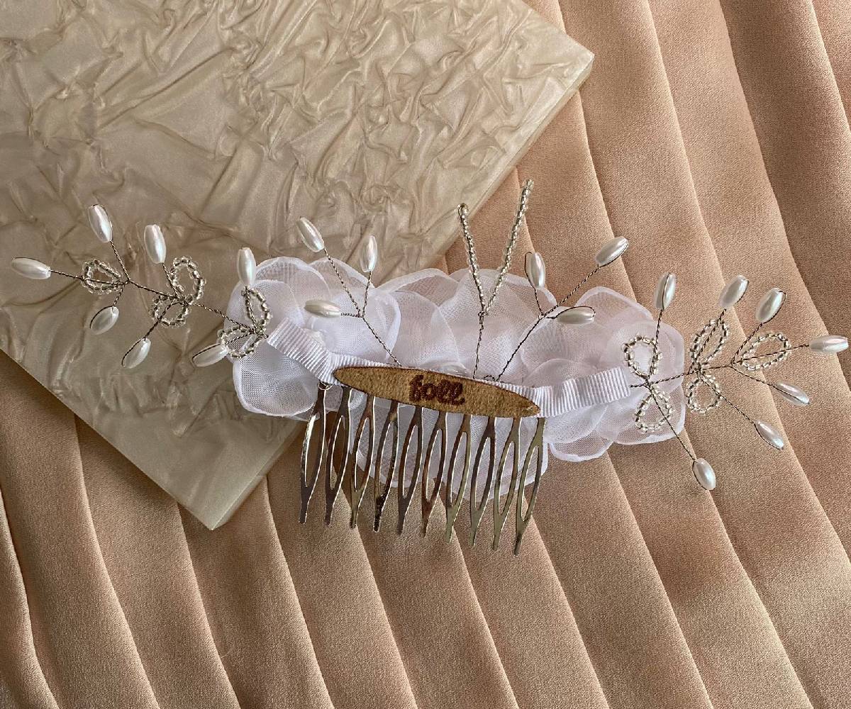 Arranjo de Cabelo para Noivas Rosas Brancas e Pérolas
