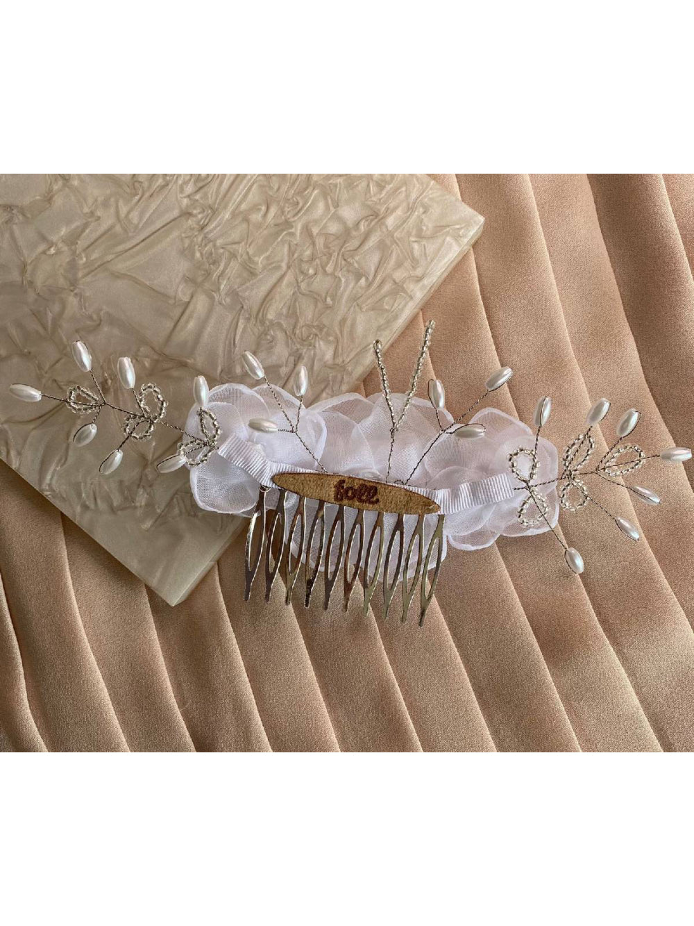 Arranjo de Cabelo para Noivas Rosas Brancas e Pérolas