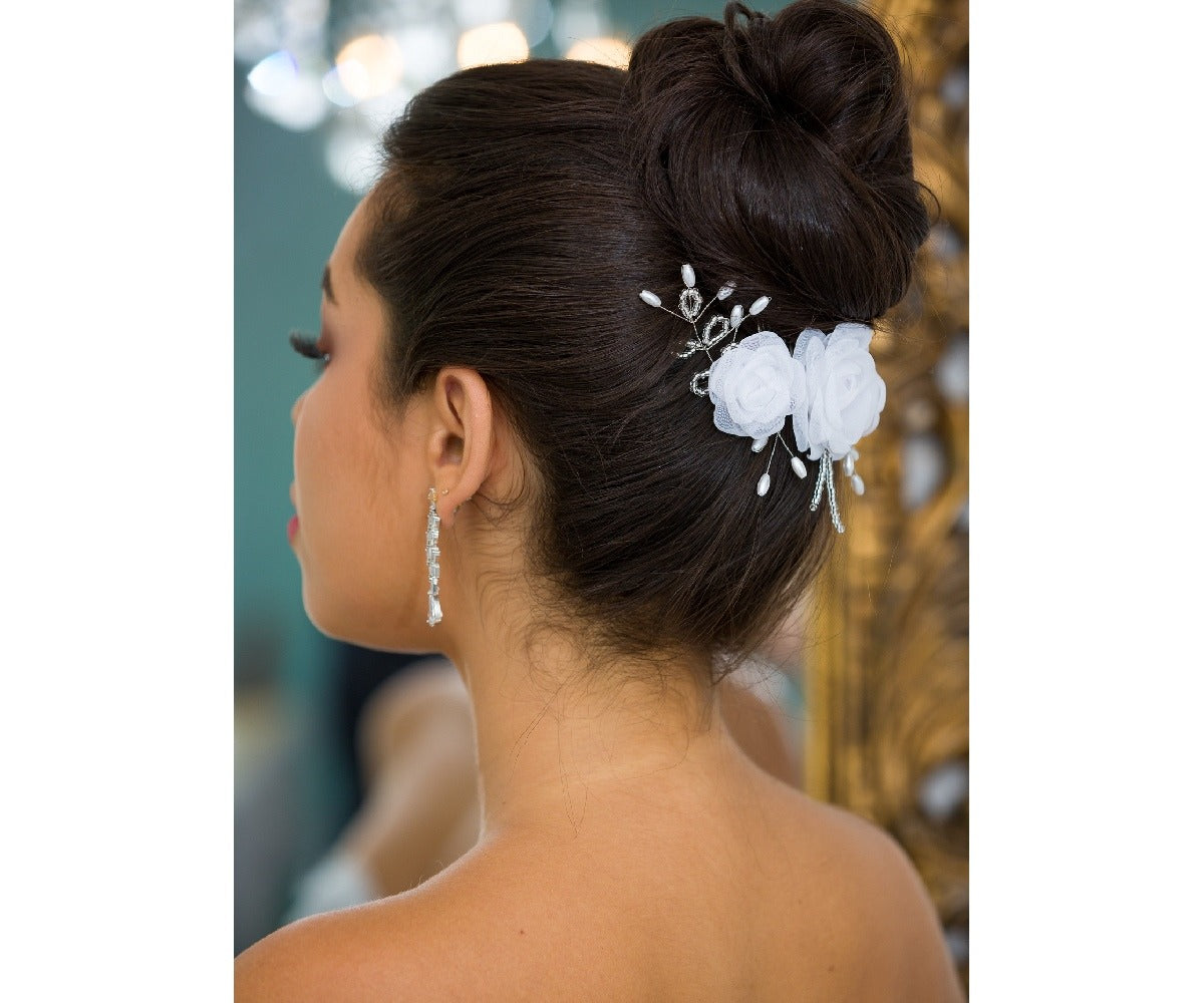 Arranjo de Cabelo para Noivas Rosas Brancas e Pérolas