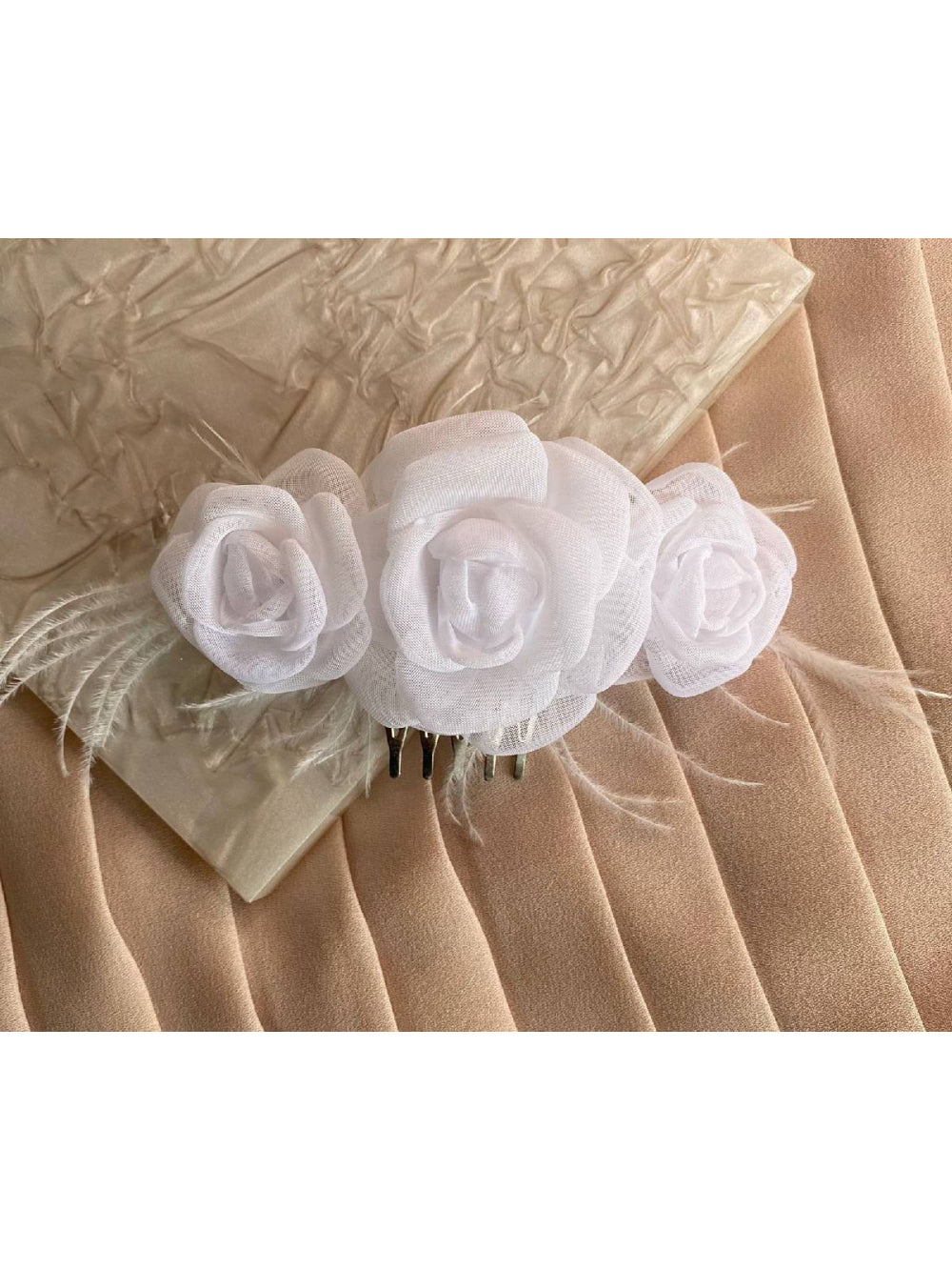 Enfeite de Cabelo Flores de Tecido e Plumas para Noivas Dama