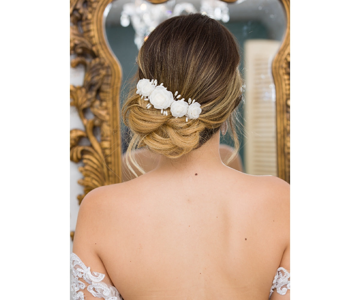 Arranjo de Cabelo Flores de Tecido Nude e Pérolas para Noiva