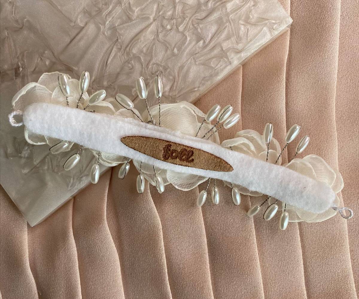 Arranjo de Cabelo Flores de Tecido Nude e Pérolas para Noiva