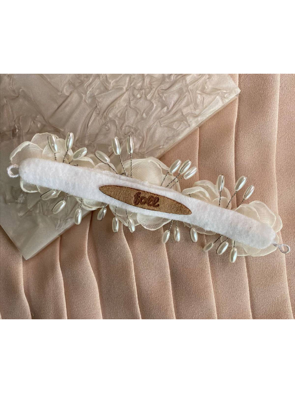 Arranjo de Cabelo Flores de Tecido Nude e Pérolas para Noiva